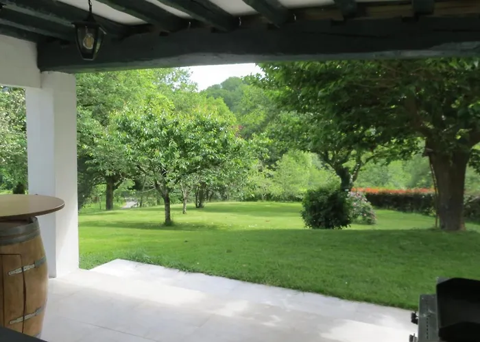 Maison Typique Basque En Pleine Campagne *